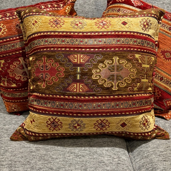 Set of Decorative cushions 18”x18” - Picture 2 of 7